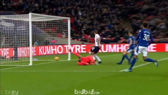 Tottenham Hotspur menang secara meyakinkan atas tamunya Everton dengan skor 4-0 tanpa balas pada laga Sabtu (13/1) berkat gol Heun...