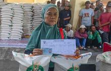 FOTO: Bantuan Beras 20 Kg Dibagikan Serentak di Depok, Warga Antusias