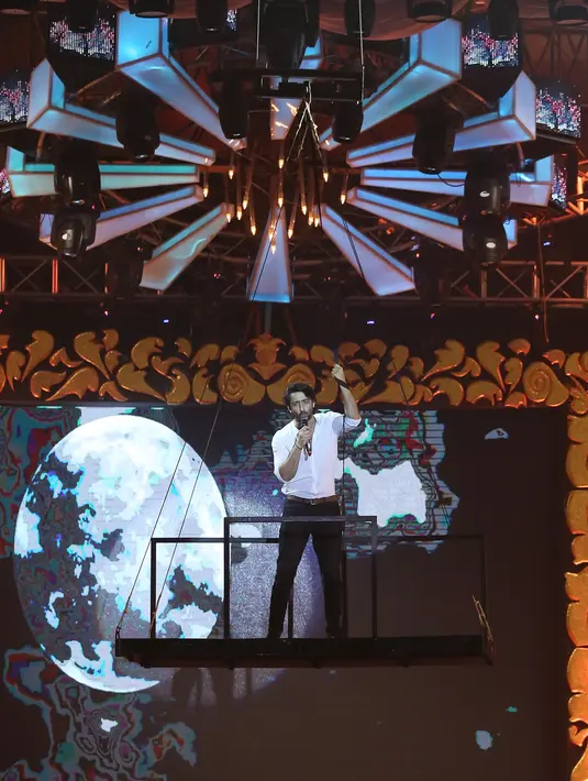 Para pemeran serial tersebut menghibur para fansnya dengan bermain drama musikal. Sambutan antusias begitu terlihat dari penggemarnya, saat tampil di Teater Bhineka Tunggal Ika Taman Mini Indonesia Indah, Sabtu (22/4) malam. (Bambang E. Ros/Bintang.com)