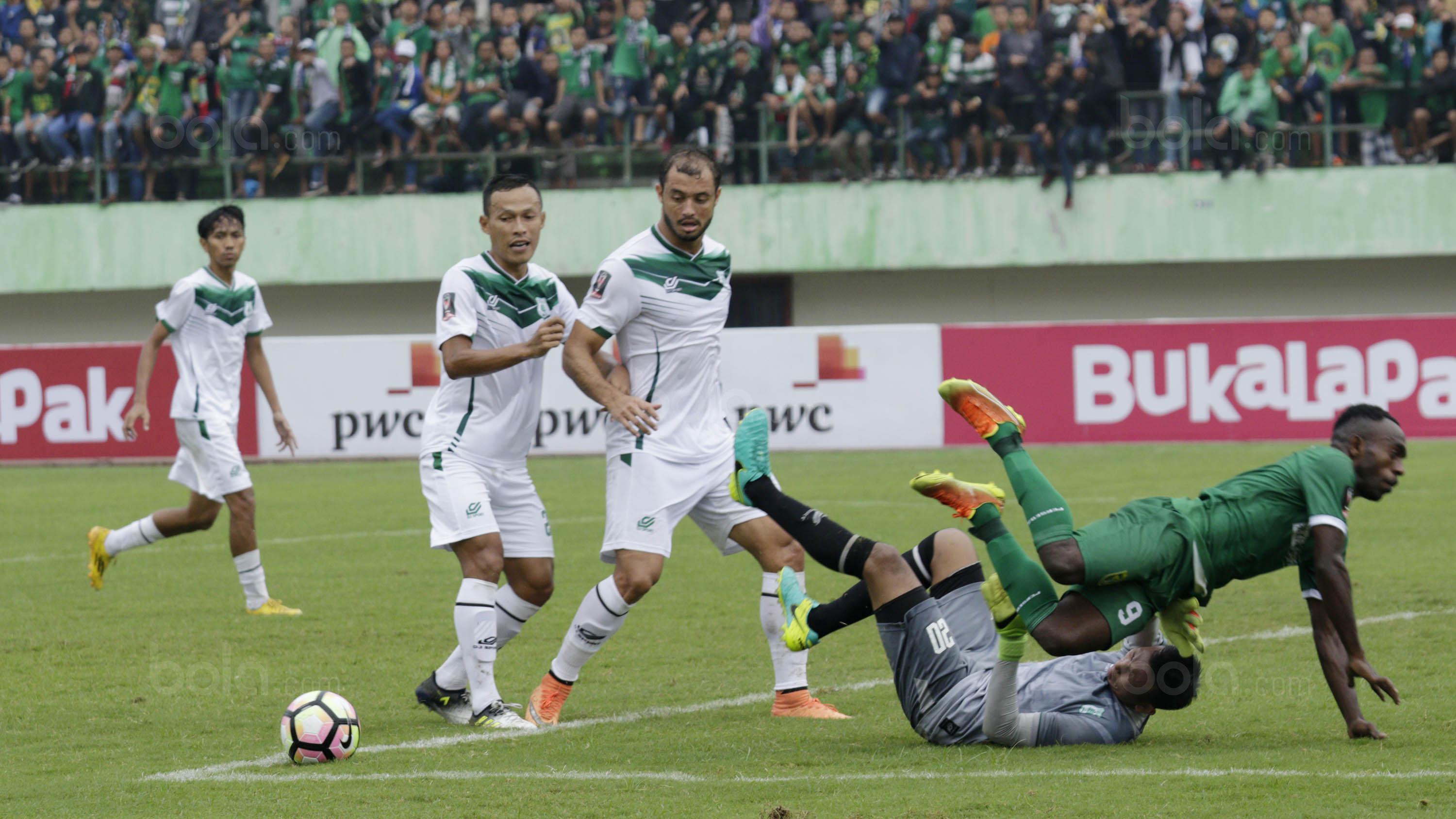 Striker Persebaya, Riky Kayame, terjatuh di kotak penalti PSMS pada laga perempat final Piala Presiden di Stadion Manahan, Solo, Sabtu, (3/2/2018). PSMS menang adu penalti atas Persebaya dengan skor 4-3. (Bola.com/M Iqbal Ichsan)