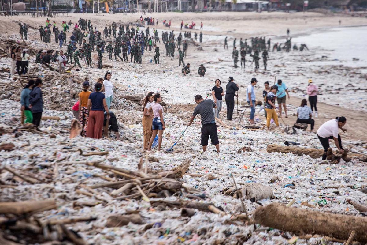 FOTO: Aksi Bersihkan Sampah di Pantai Jimbaran Bali