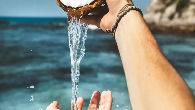 Air Kelapa bagus untuk menjaga cairan tubuh (Pexels/Arnie Watkins)