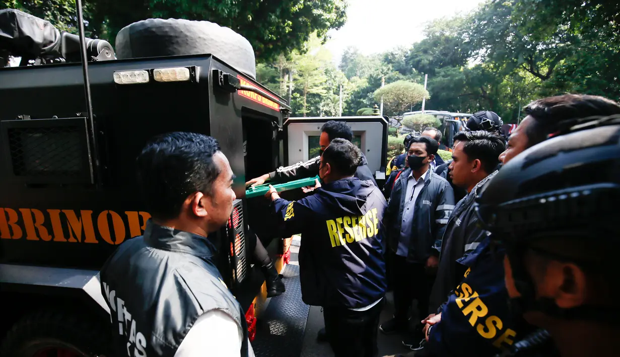 Petugas kepolisian memasukkan barang bukti hasil penggeledahan dari rumah di Sentul terkait dugaan kasus korupsi ke dalam gedung Direktorat Reserse Kriminal Khusus (Disreskrimsus) Polda Metro Jaya, Kamis (9/7/2026), (KLY/Budy Santoso)