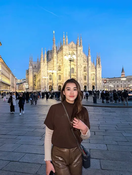 Ia padukan penampilannya dengan celana panjang yang juga berwarna cokelat serasi, dari bahan leather mengkilap. [Foto: Instagram/aaliyah.massaid]