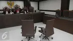 Ketua majelis Hakim Sugeng Riyono (tengah) saat memimpin sidang dakwaan warga Bukit Duri versus Ahok di PN Jakarta Pusat, (7/6). Sidang perdana gugatan terhadap Pemprov DKI Jakarta terkait rencana penggusuran permukiman warga.(Liputan6.com/Helmi Afandi)