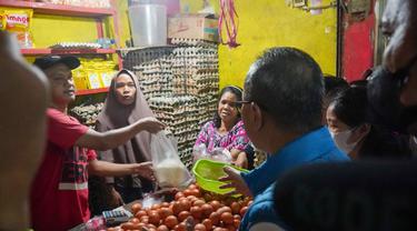 Menteri Perdagangan Zulkifli Hasan meninjau Pasar Jagasatru di Cirebon, Jawa Barat, Minggu (17/7/2022).
