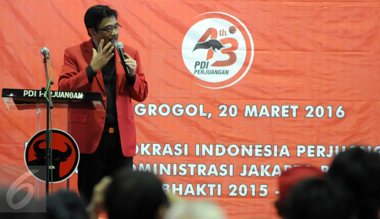 Djarot Syaiful Hidayat memberikan pembekalan saat acara pengukuhan pengurus ranting PDIP se Jakarta Barat, Minggu (20/3/2016). Acara tersebut juga menjadi rapat konsolidasi guna menyerap aspirasi kader PDIP (Liputan6.com/Helmi Afandi)