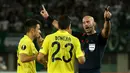 Wasit Stefan Johannesson asal Swedia menolak protes yang dilakukan pemain Villarreal CFdi laga fase grup Liga Europa di Stadion Ernst Happel, Wina, Austria, Kamis (18/9/2015) dini hari WIB. (Bola.com/Reza Khomaini)