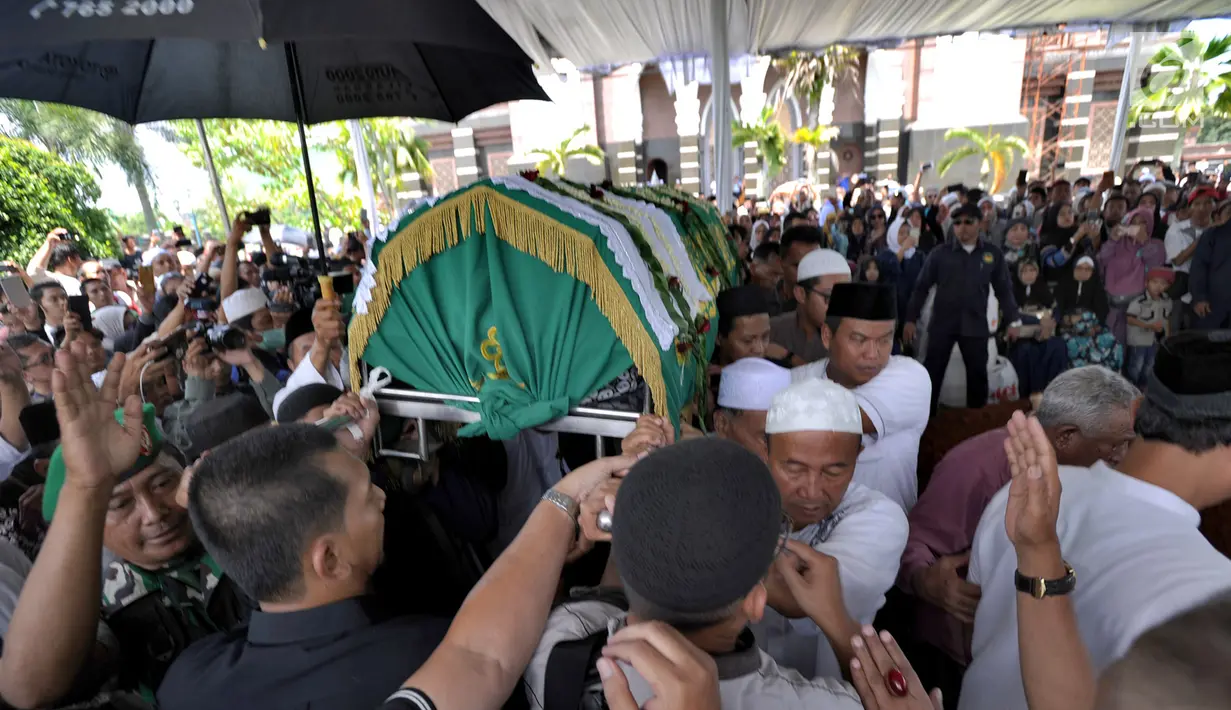 Keluarga dan jemaah mengusung peti jenazah Hj. Djuriah Rais atau dikenal dengan nama Dian Al Mahri saat akan dimakamkan di area Masjid Kubah Emas, Cinere, Depok, Jumat (29/3). Pendiri Masjid Kubah Emas tersebut meninggal dunia pada Jumat dini hari tadi di usia 70 tahun. (merdeka.com/Arie Basuki)