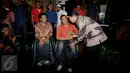 Adhyaksa Dault (kanan) menyalami atlet disabilitas usai deklarasi pendaulatannya sebagai Cagub DKI Jakarta 2017-2022 oleh IANI di Jakarta, Jumat (9/10/2015). Ratusan atlet nasional hadir dalam acara pendaulatan Adhyaksa. (Liputan6.com/Helmi Fithriansyah)