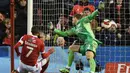 Nottingham Forest menghukum Arsenal dengan gol yang dicetak Lewis Grabban pada menit ke-83. Ia berhasil memanfaatkan umpan silang yang dilepaskan Ryan Yates melaui sodokan yang tak mampu dibendung Bernd Leno. (AFP/Daniel Leal)