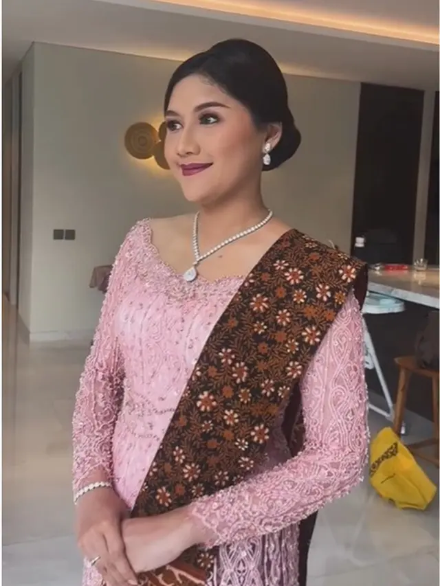 5 Potret Memukau Erina Gudono Dampingi Kaesang di Pertemuan Kader PSI di Bali
