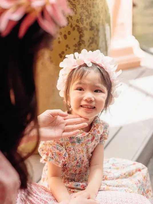 Baby Claire berpose menggemaskan seolah-olah sedang ngobrol bersama sang mama. [Instagram/shandyaulia]