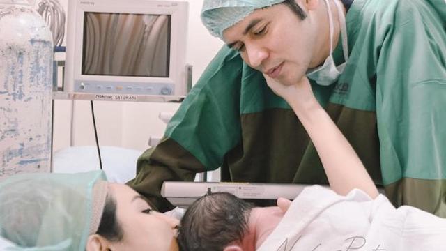 Lahirkan Anak Pertama, Ini 6 Momen Persalinan Chaca Thakya Istri Ricky Perdana