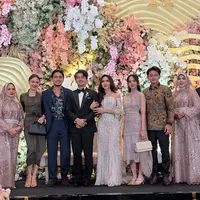 Gaya Couple Artis Hadir di Pernikahan Arbani Yasiz dan Raissa Ramadhani. [@giorgino_abraham]