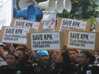 Massa dari Aliansi Save Indonesia menggelar aksi dengan tema 'Save Polri, Save KPK, Save Indonesia' di depan Gedung KPK, Jakarta, Jumat (6/2/2015). (Liputan6.com/Herman Zakharia)