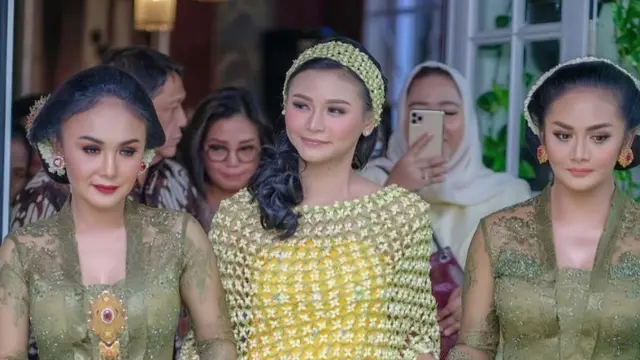 6 Potret Kompak Krisdayanti dan Yuni Shara Pakai Kebaya, Bak Saudara Kembar