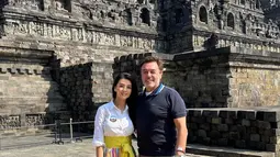 Tampil dengan outfit stylish, sosok Farah Quinn terlihat menawan. Balutan busana atasan putih dengan rok warna-warna membuat penampilannya terlihat bersinar. Banyak dari netizen pun memberikan berbagai pujian terhadap chef selebriti satu ini di kolom komentar Instagramnya. (Liputan6.com/IG/@farahquinnofficial)