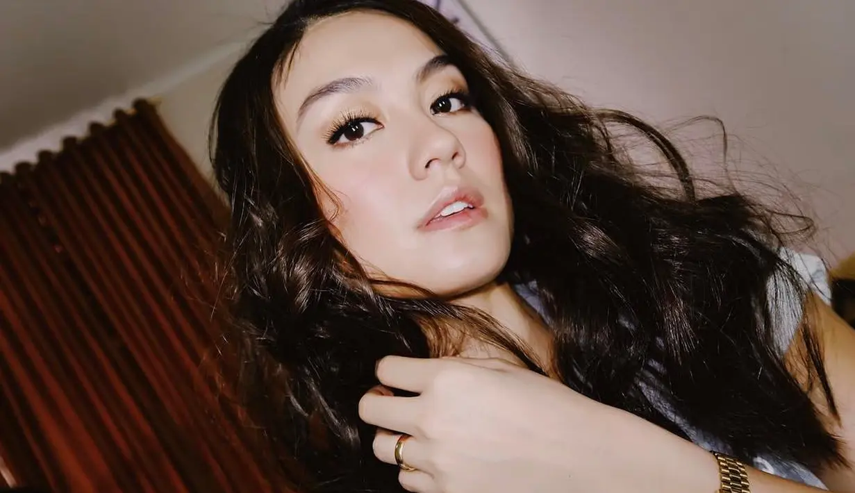 Seperti wanita pada umumnya, Agnez Mo ini juga pernah memiliki model rambut panjang. Di foto ini contohnya, Agnez terlihat cantik dan anggun dengan rambut panjangnya yang dibuat curly. (Instagram/agnezmo)
