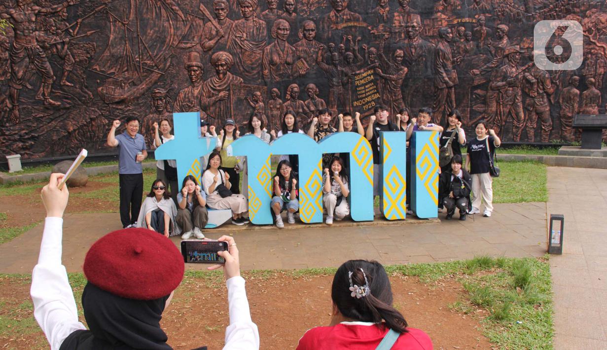 Pengelola TMII memprediksi lonjakan pengunjung akan terjadi hingga akhir pekan mendatang. (Magang/Liputan6.com/Muhammad Rizal)