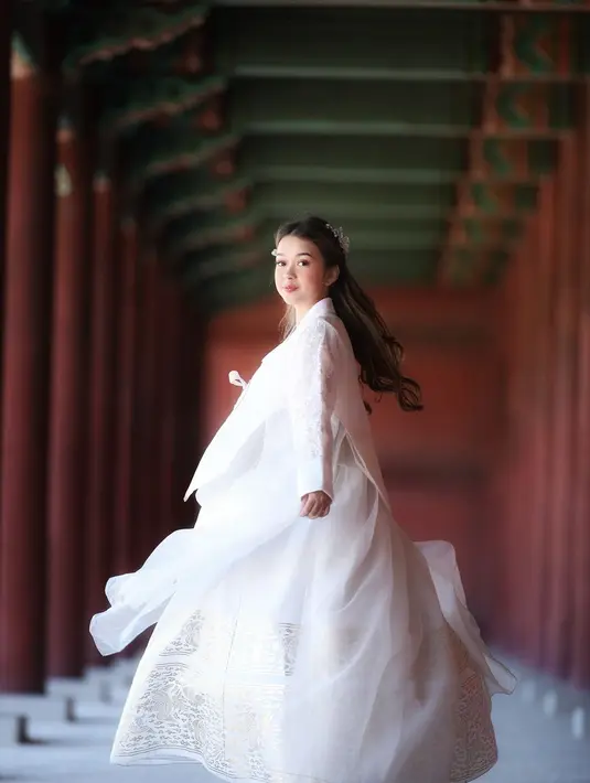Sama seperti turis lainnya, Rebecca Klopper tak lewatkan momen jajal hanbok di Korea Selatan (@rklopper)