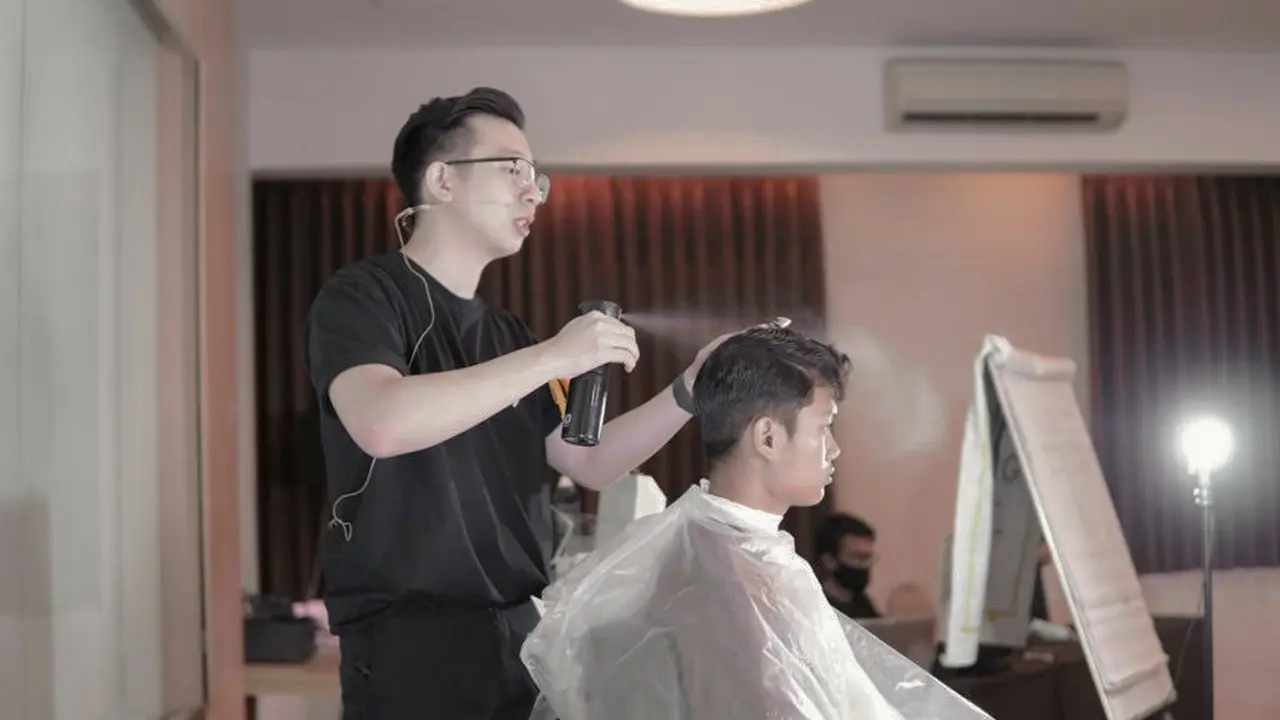 Kevin Tania membuat kelas cukur online. (Dian Kurniawan/Liputan6.com)