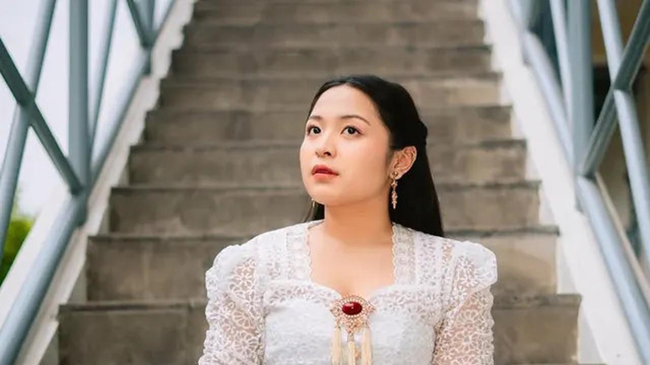 Gaya Bernadya Saat Tak Mengenakan Pakaian Hitam, Tampil Memesona dengan Kebaya hingga Kasual