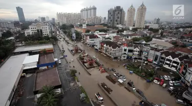 Pemandangan dari udara saat banjir merendam Jalan Boulevard Barat Raya, Kelapa Gading, Jakarta Utara, Kamis (15/2). Hujan lebat yang mengguyur Jakarta sejak pagi hingga sore mengakibatkan sejumlah wilayah terendam banjir. (Liputan6.com/Arya Manggala)