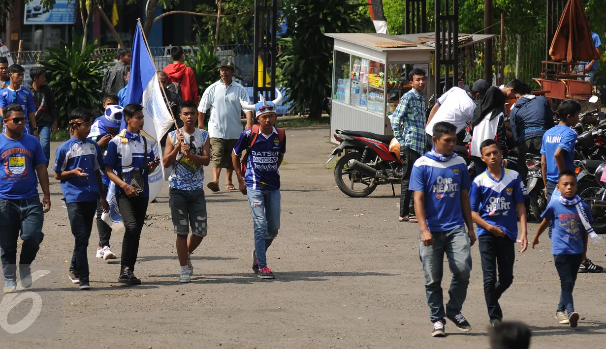 Suporter Persib berjalan menuju Stadion Galuh Ciamis, Minggu (10/4/2016). Persib Bandung akan melakoni laga persahabatan segitiga melawan PSGC Ciamis di Stadion Galuh. (Liputan6.com/Helmi Fithriansyah)