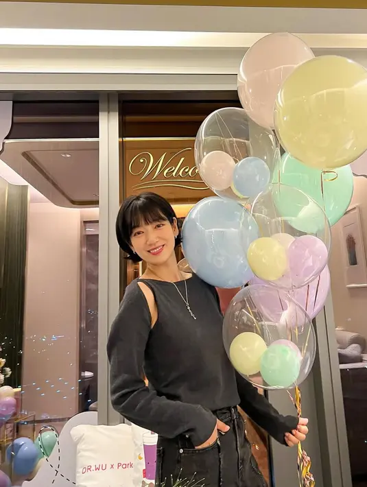 <p>Park Shin Hye berkunjung ke Taiwan untuk menghadiri acara salah satu skincare di negara tersebut. Dalam foto yang diunggah tampak potongannya terlihat lebih pendek dari biasanya. [@ssinz7]</p>