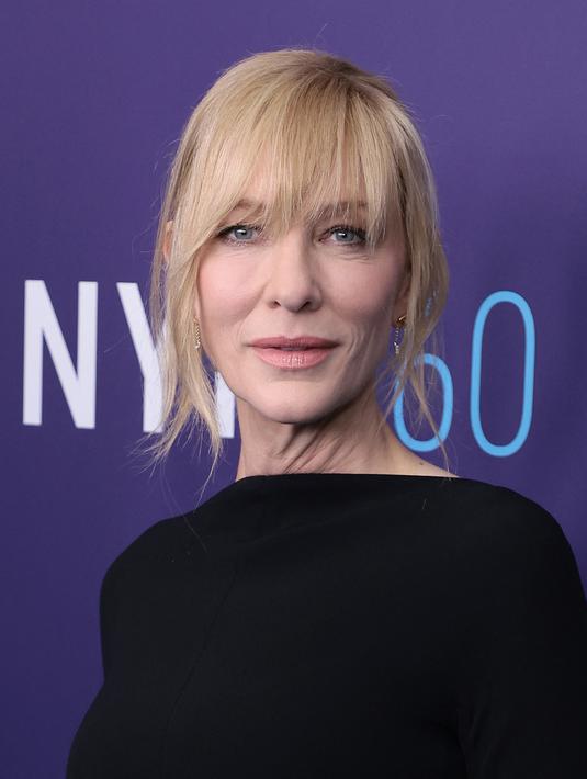 Cate Blanchett saat menghadiri pemutaran perdana film "Tár" selama Festival Film New York ke-60 di Alice Tully Hall di New York pada Senin, 3 Oktober 2022. Sedangkan untuk glam, sensasi Hollywood menarik perhatian pada mata birunya yang magnetis dengan eyeliner hitam, dan memakai sentuhan lipstik nude. (Dimitrios Kambouris/Getty Images for FLC/AFP)