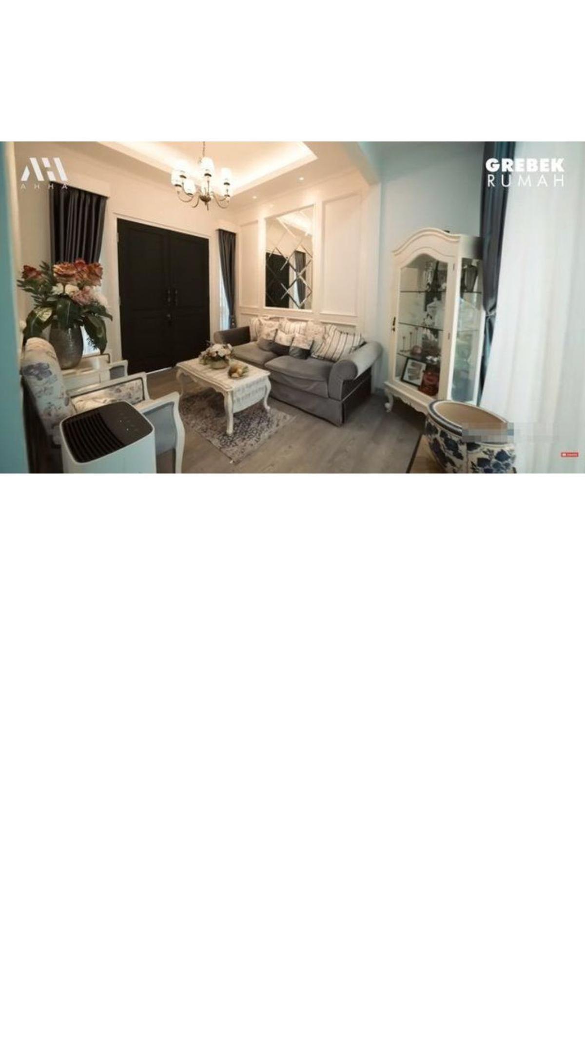 Begitu masuk ke dalam, ruang tamu rumah ini memiliki gaya 'American Style' yang menggabungkan nuansa klasik dan modern. Penataannya begitu menakjubkan sehingga membuat para tamu terkesan.