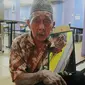 Pedagang Cermin di Sekitaran Stasiun Kranji bernama Dalih (dok.Liputan6.com/Devita Nur Azizah)