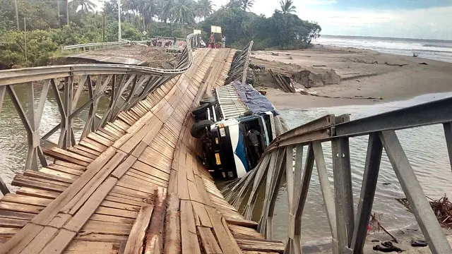 Pajero dan Tangki CPO Terguling, Jalinbar Sumatra Lumpuh