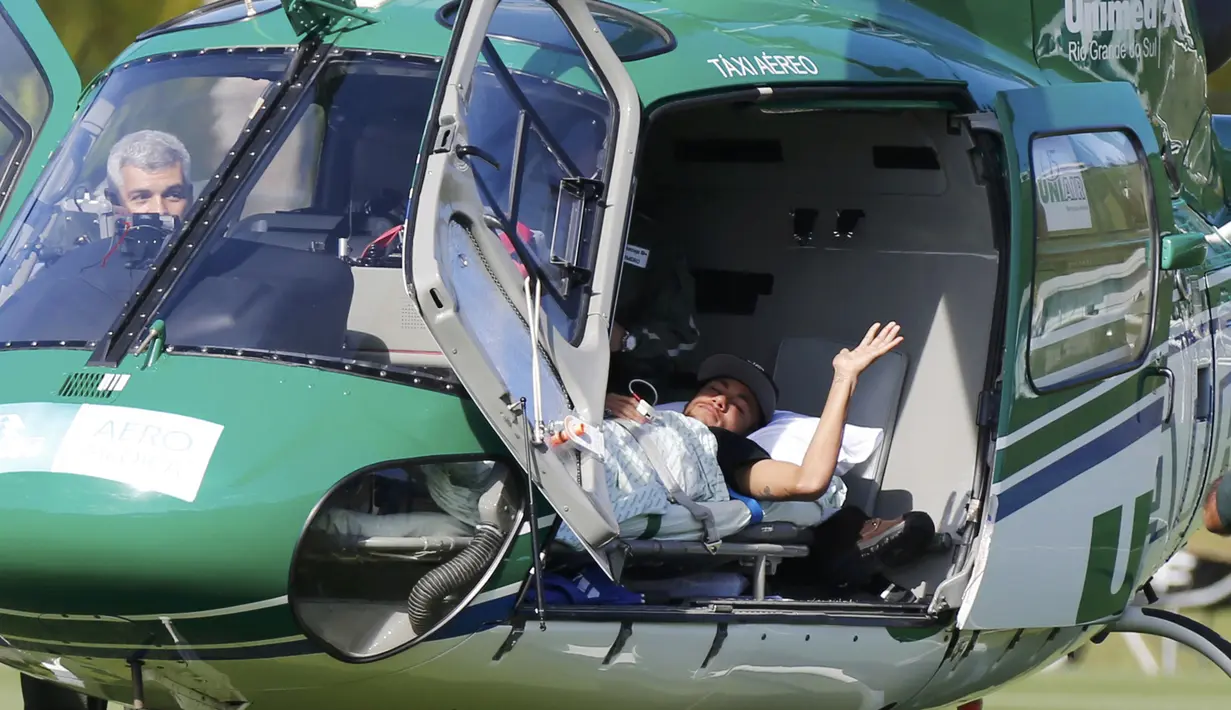 Neymar melambai ke arah kamera sebelum helikopter lepas landas, Brasil, Sabtu (5/7/14). (REUTERS/Marcelo Regua)  