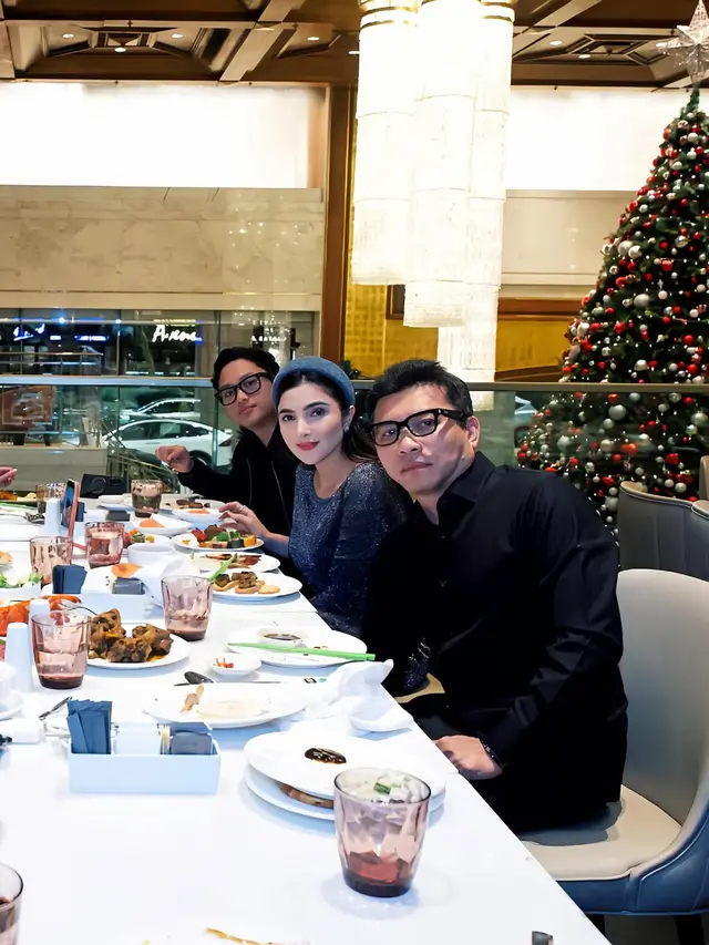 Potret Elegan Keluarga Anang-Ashanty saat Dinner Tahun Baru