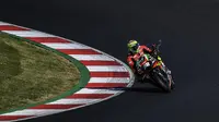 Lorenzo Savadori saat mentas pada balapan MotoGP 2020 bersama Aprilia. (PATRICIA DE MELO MOREIRA / AFP)
