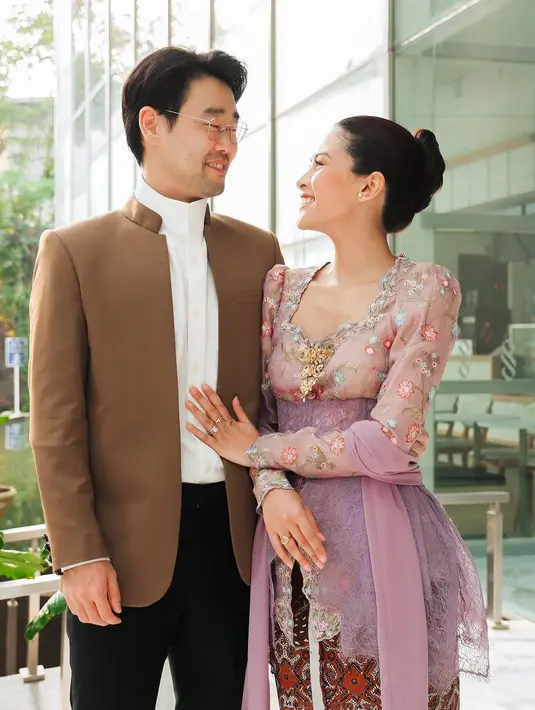 Tak melulu harus kembaran, Maudy Ayunda dan Jesse Choi tetap serasi dengan outfit couple khas ningrat. Maudy kenakan kebaya lilac dengan kain Batik dan corset ungu. Jesse Choi terlihat gagah kemaja kemeja kerah tinggi dan beskap cokelat. [@maudyayunda]