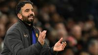 Pelatih kepala Manchester United asal Portugal, Ruben Amorim, memberi isyarat selama pertandingan Premier League Inggris antara Manchester United dan Brighton and Hove Albion di Old Trafford, Manchester, Inggris barat laut, pada 25 Oktober 2025. (Oli SCARFF/AFP)