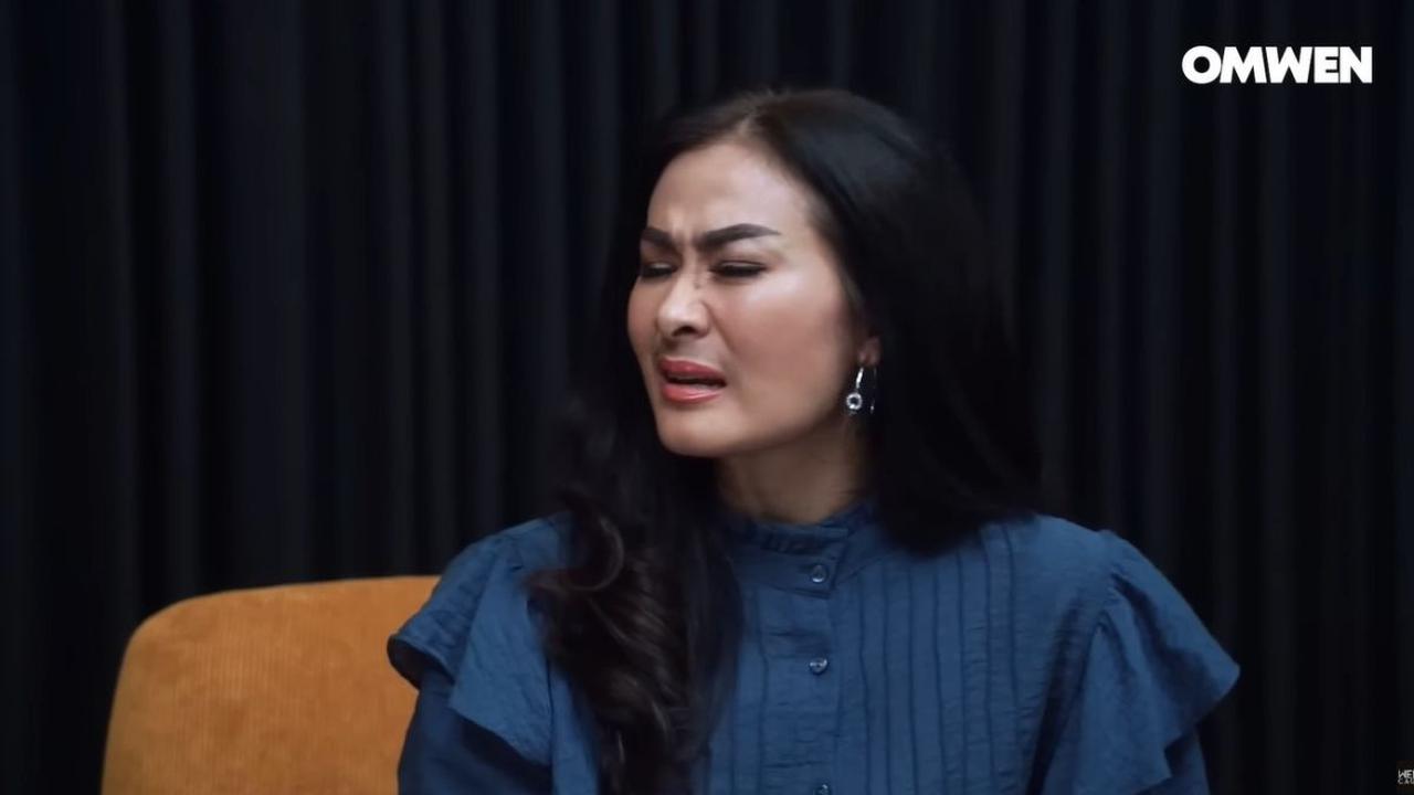 Iis Dahlia mengungkapkan soal nama nama 'Dahlia' yang menjadi nama panggungnya. Dahlia sendiri identik dengan nama bunga.<br>