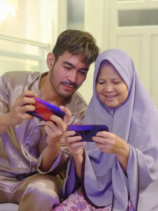 7 Potret Kebersamaan Robby Purba dengan Ibunda yang Sering Dipuji Netizen