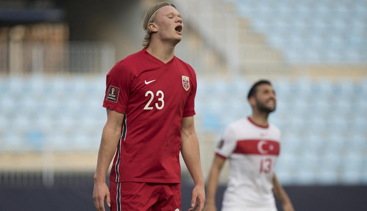 Ekspresi kecewa striker Norwegia, Erling Haaland usai gagal memanfaatkan peluang saat menghadapi Turki dalam laga Kualifikasi Piala Dunia 2022 Zona Eropa Grup G di La Rosaleda Stadium, Malaga, Sabtu (27/3/2021). Norwegia kalah 0-3 dari Turki. (AFP/Jorge Guerrero)