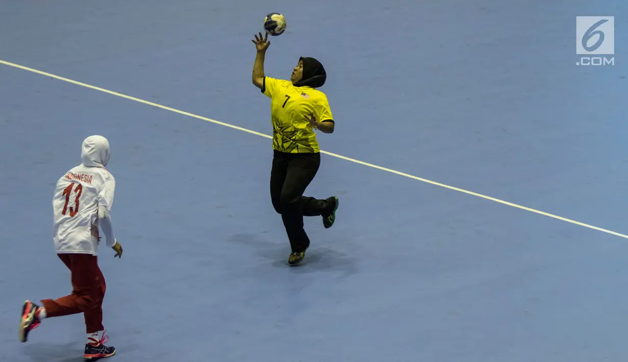 Atlet bola tangan Malaysia, Farah Atifah Ahmad Yusop saat melawan Indonesia pada laga Asian Games 2018 di GOR Popki Cibubur, Jakarta Timur, Selasa (14/8). Indonesia menang atas Malaysia dengan skor 23-15. (Bola.com/Vitalis Yogi Trisna)