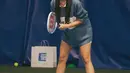 Bahkan dengan baju oversized, Anya juga tampak seru dengan gaya outfit tenis yang menggemaskan.  (foto: Instagram/ Anya Geraldine)