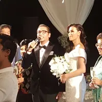 Sammy Simorangkir dan Viviane saat resepsi pernikahan (Reza/Vidio.com)