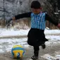 Seorang anak laki-laki Afghanistan, Murtaza Ahmadi berkaos kantong kresek timnas Argentina milik Lionel Messi terlihat bermain bola di  kabupaten Jaghori, provinsi Ghazni, 29 Januari 2016. Sebelumnya, foto Murtaza itu menyebar luas di dunia maya (STR/AFP)