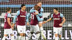 Pemain West Ham United merayakan gol yang dicetak Angelo Ogbonna ke gawang Aston Villa pada laga lanjutan Liga Inggris di Stadium of London, Selasa (1/12/2020) dini hari WIB. West Ham menang 2-1 atas Aston Villa. (AFP/Neil Hall/pool)