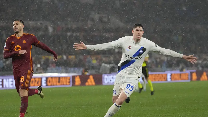 Pemain Inter Milan Alessandro Bastoni merayakan gol ke gawang Roma di ajang Liga Italia