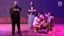 Pemain NHKBP Kebayoran Baru tampil dalam pentas teater bertajuk 'Poda' di Usmar Ismail Hall, Jakarta, Sabtu (2/9). Teater Poda menceritakan hubungan anak dan orangtua sebagai cinta paling dasar dalam kehidupan manusia. (Liputan6.com/Immanuel Antonius)