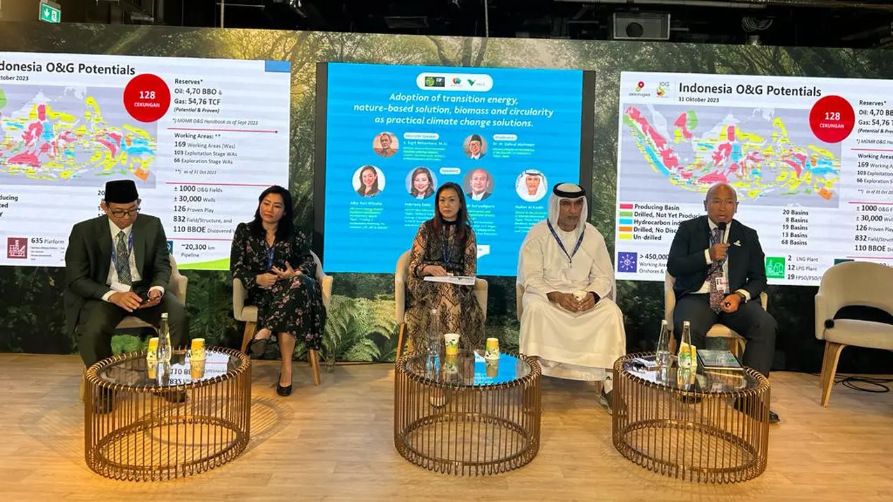 Kepala Divisi Program dan Komunikasi SKK Migas Hudi D. Suryodipuro dalam talkshow  di Paviliun Indonesia pada ajang COP28 di Dubai. (Dok SKK Migas)